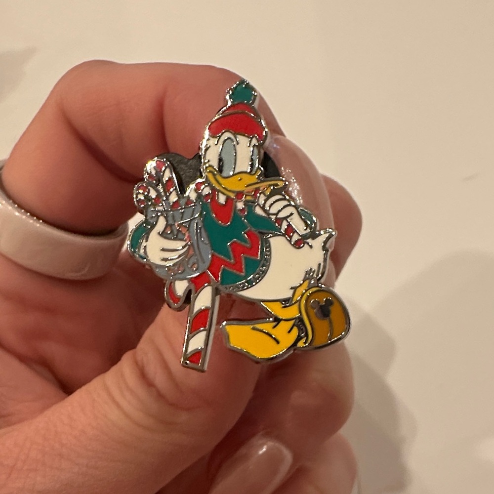 Disney 2025 Hidden Mickey Donald Duck Christmas Chaser pin